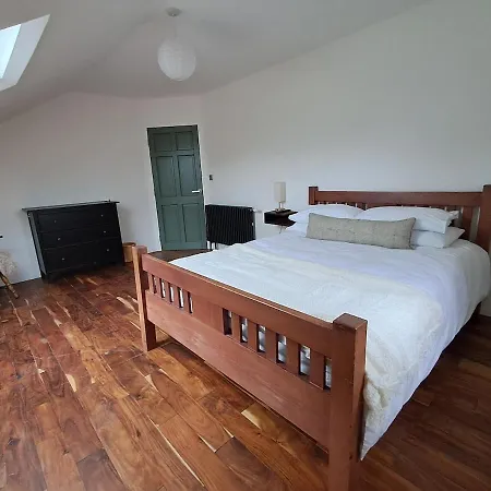 Spacious 4 Bedroom Retreat In Peaceful Location Holiday home *