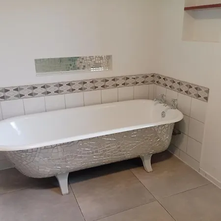 Holiday home Spacious 4 Bedroom Retreat In Peaceful Location *