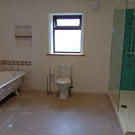 Spacious 4 Bedroom Retreat In Peaceful Location Holiday home *